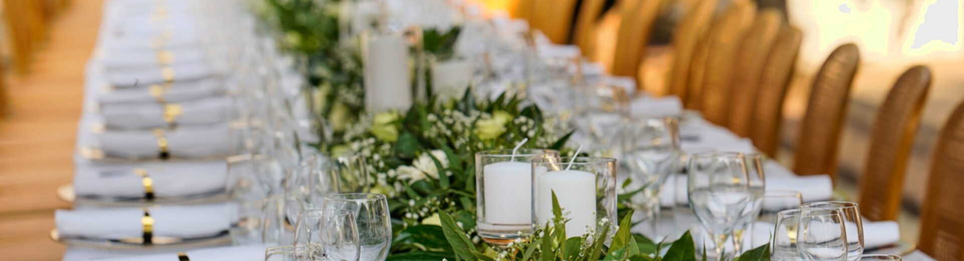 Styled dinner table at a Luxelink Experiences event